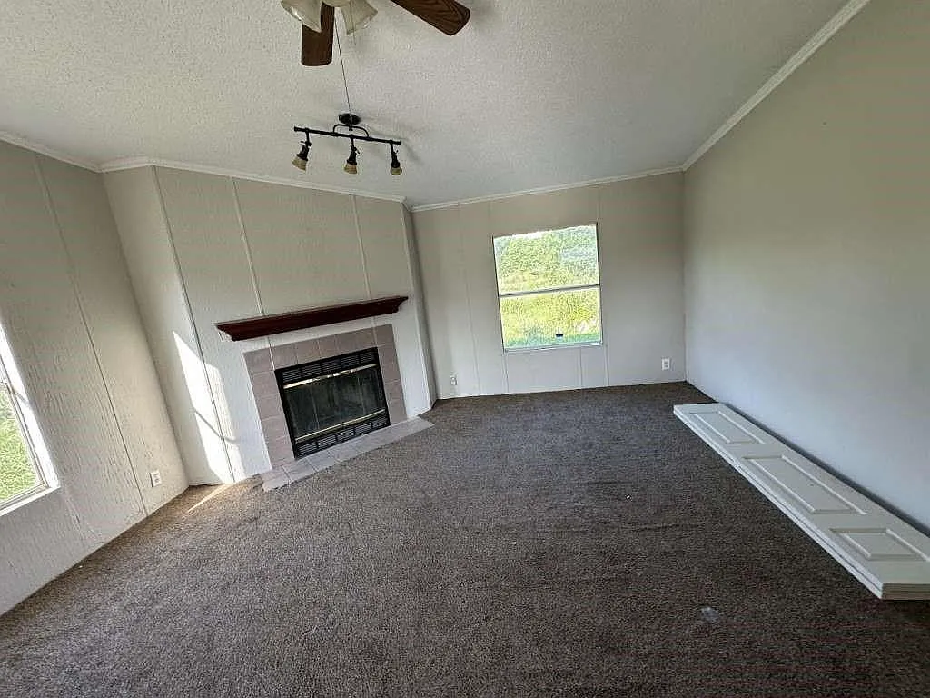 4 bed, 2.0 bath, 2304 sqft, $1,999 — Photo 2