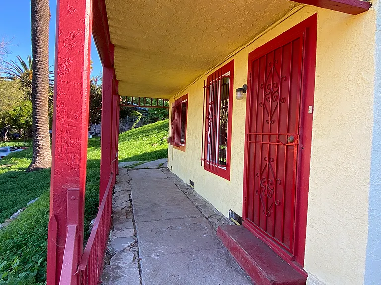1628 1/2 Morton Ave — Photo 22