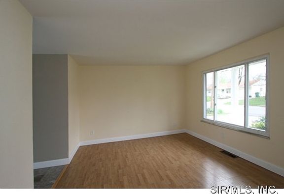 3rd image of 6 Tulip Ave