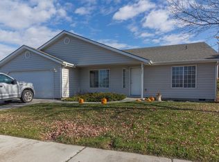 1900 NW Prickly Pear Dr, Hermiston, OR 97838