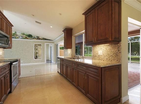 3rd image of 626 SE 10th Pl