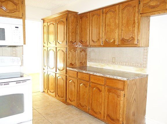 4th image of 3308 Claremont Dr