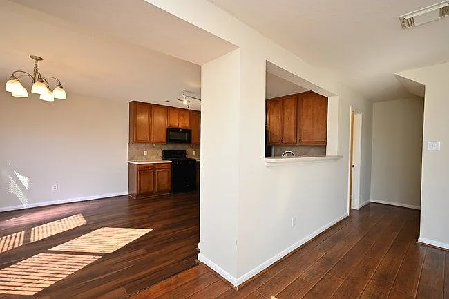 9403 Coatsworth Dr — Photo 10