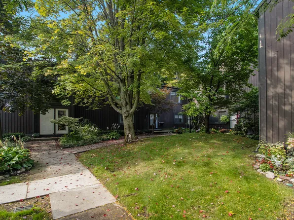 112 Lanark Ct, Kalamazoo, MI 49006