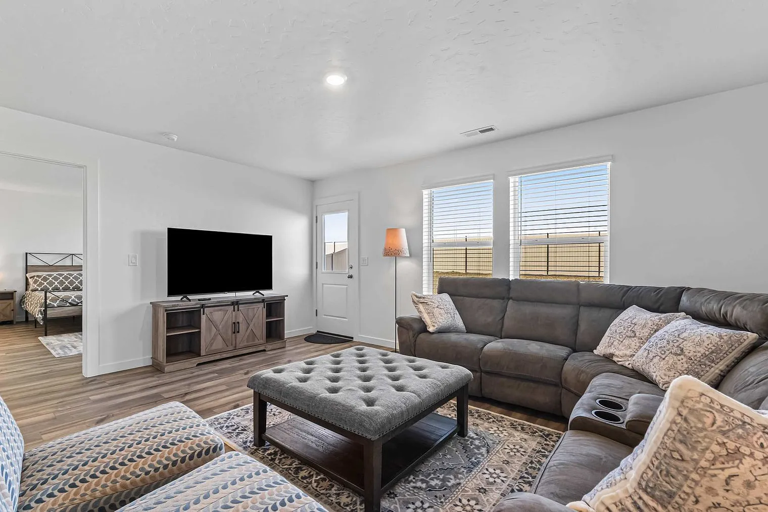 4 bed, 2.0 bath, 2195 sqft, $5,487 — Photo 2