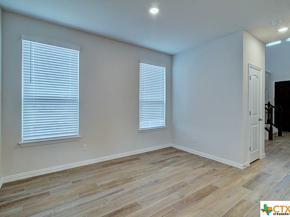 4th image of 876 Farmhouse Trl