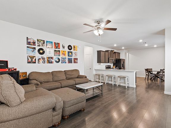 2nd image of 3916 Oak Creek Cir