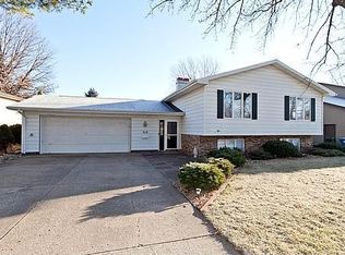 512 Sunrise Cir, Muscatine, IA 52761