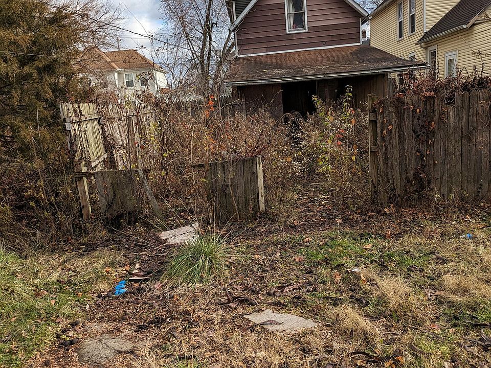 2nd image of 863 Carpenter St