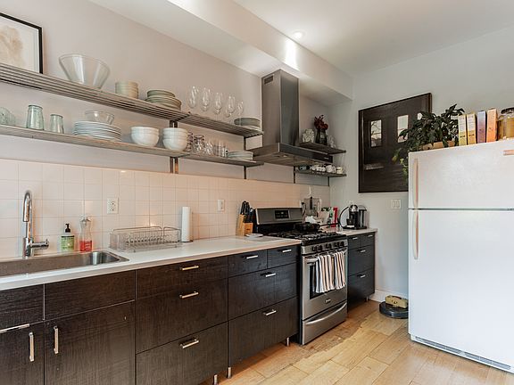 3rd image of 219 Clermont Ave #3