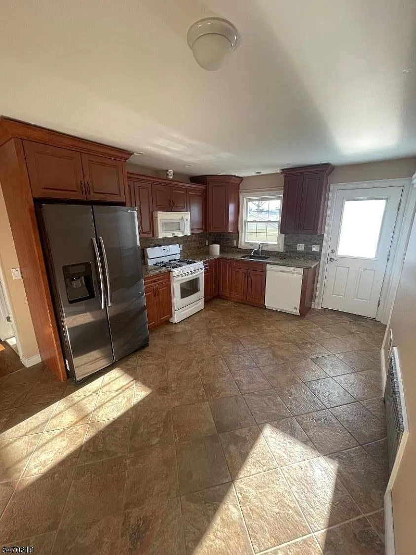 3 bed, 1.0 bath, $2,500 — Photo 3