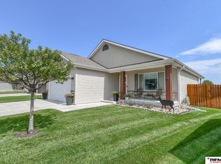 6822 Mimosa Ln, Lincoln, NE 68521