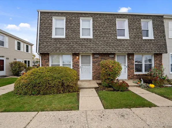 1688 Shamrock Ct, Aurora, IL 60505