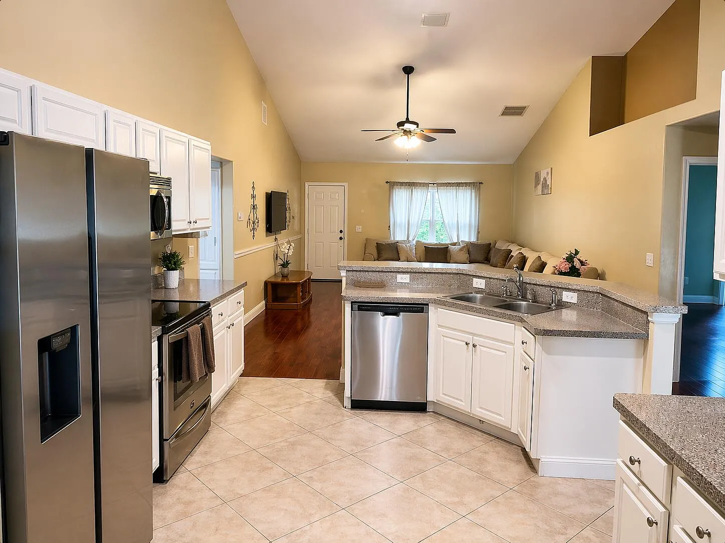 3 bed, 2.0 bath, 2475 sqft, $3,200 — Photo 2