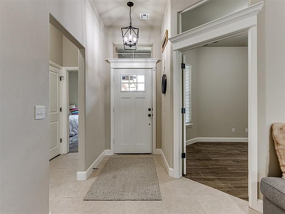 4th image of 801 S Silver Leaf Dr