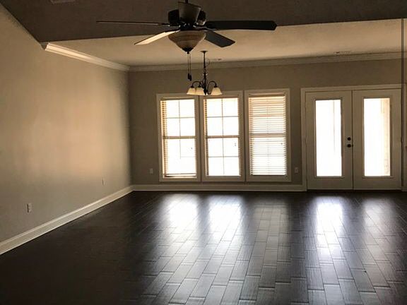 Ceiling fans, blinds thruout