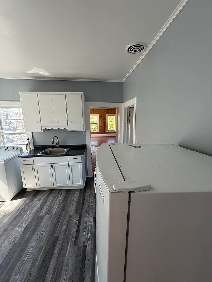 Building Photo - 61 E 8th St #UPSTAIRS