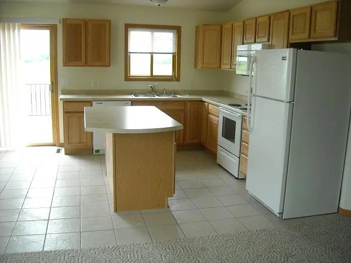 557 Alyssa St — Photo 2