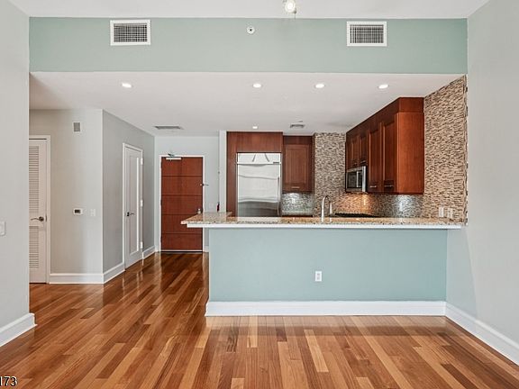 5th image of 8100 River Rd #210