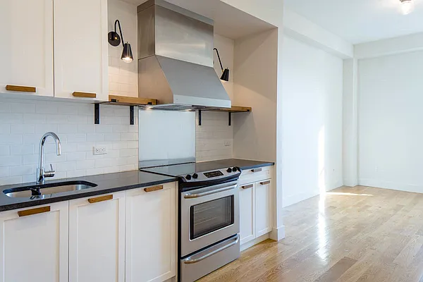 Rented by Tapiro Realty | media 48