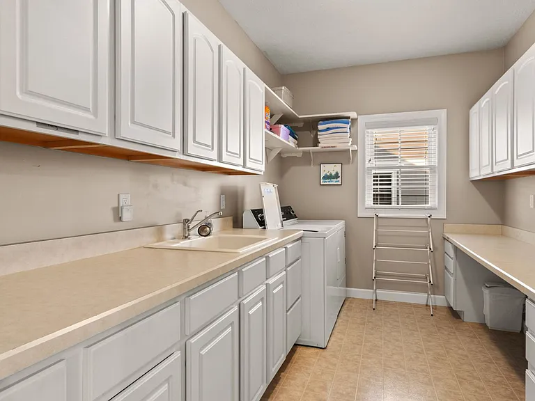 213 Midtown Dr — Photo 29