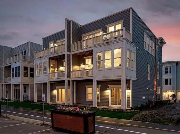 15 Village Ln, Excelsior, MN 55331