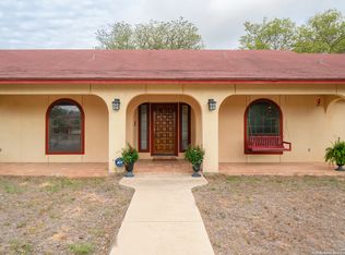 101 ENCINO PARK, Devine, TX 78016