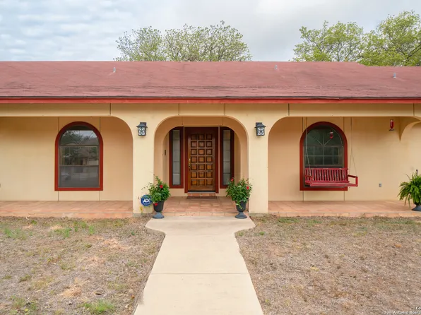 101 ENCINO PARK, Devine, TX 78016