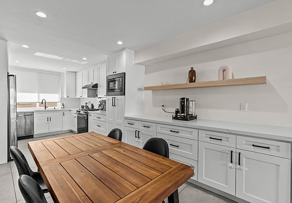 4th image of 5409 Yarmouth Ave Unit 3