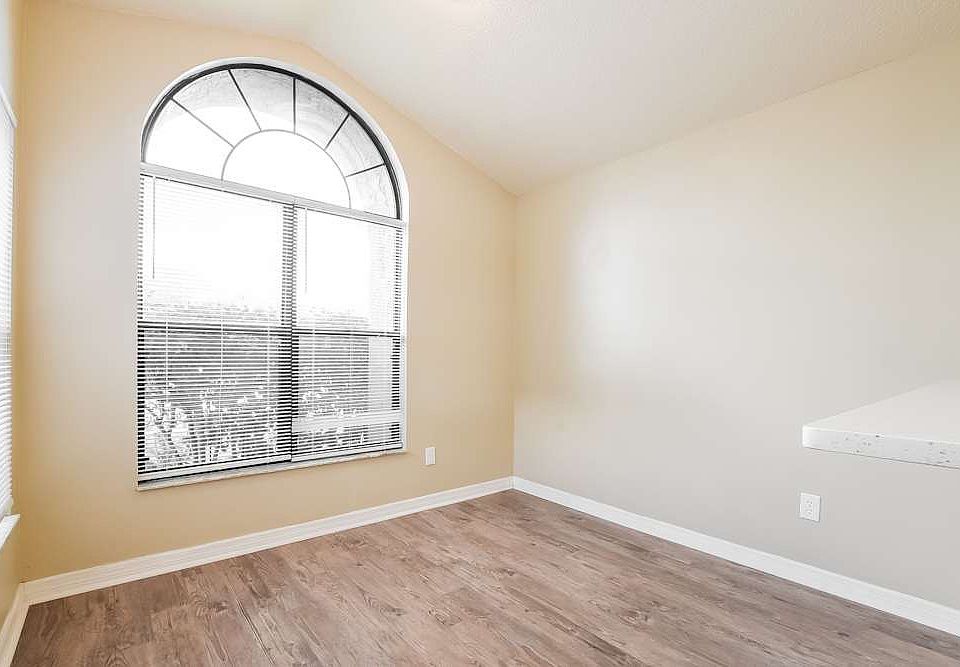 1st image of 294 Lakebreeze Cir #32746