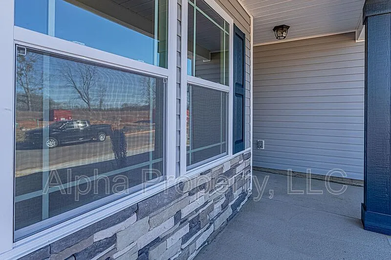3 bed, 2.0 bath, 1456 sqft, $1,895 — Photo 2