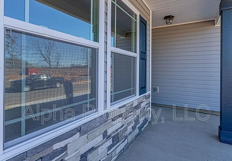 2204 Davenport Ct — Photo 2