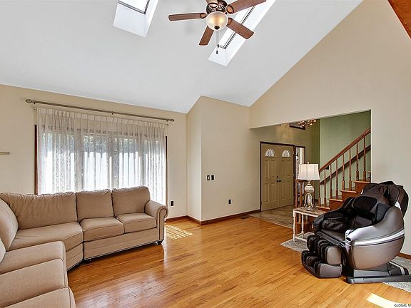 4th image of 10 Leonardo Dr