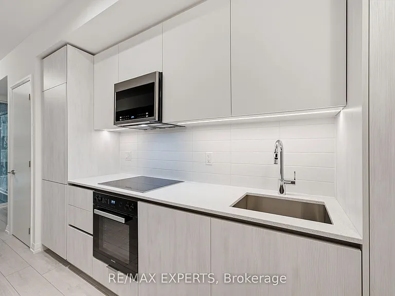 400 King St W #1028 — Photo 8