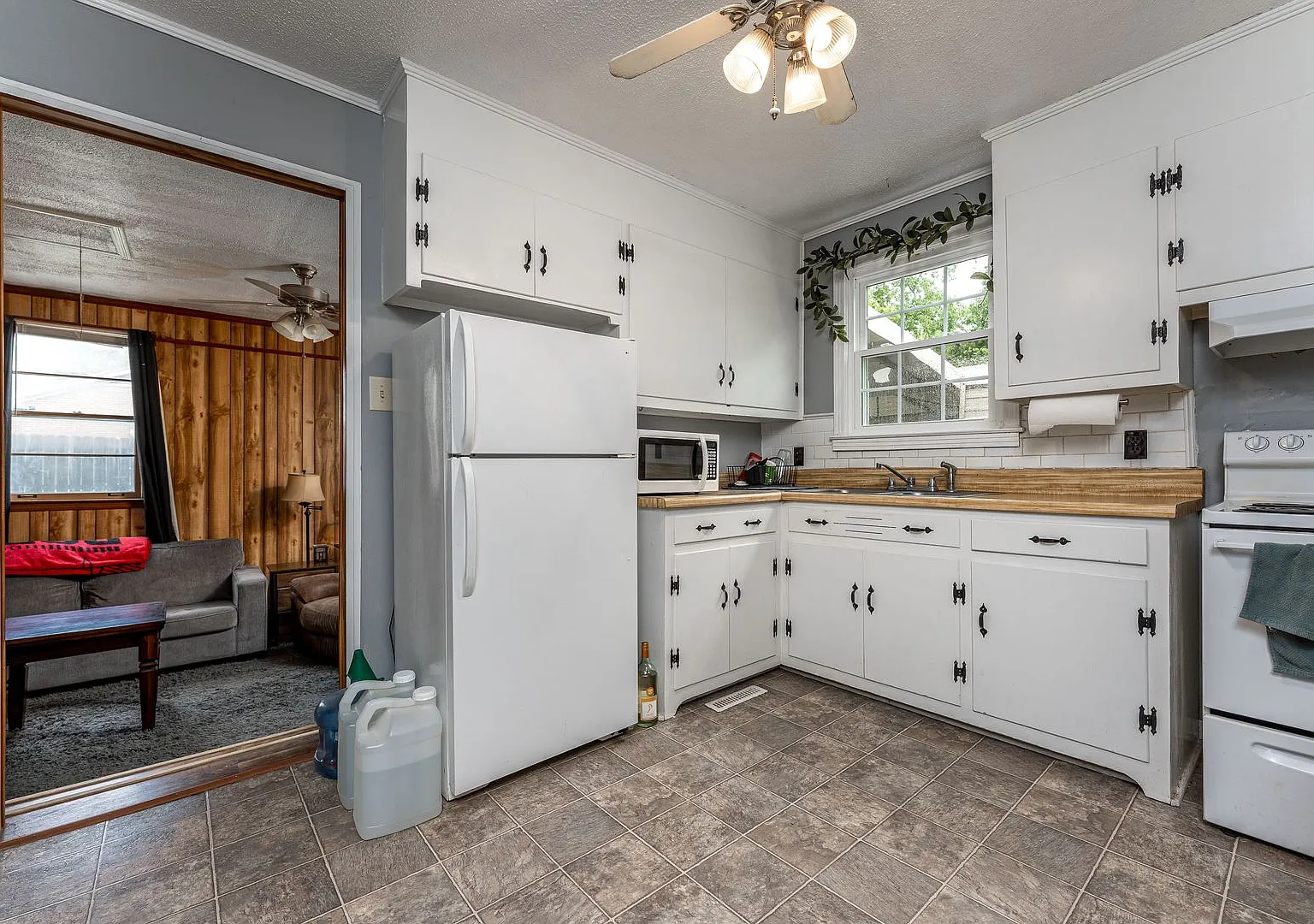 Available Now At A Good Price. 3 Bed 1 Bath For Lease In Columbia. $1200 Rent. — Photo 2