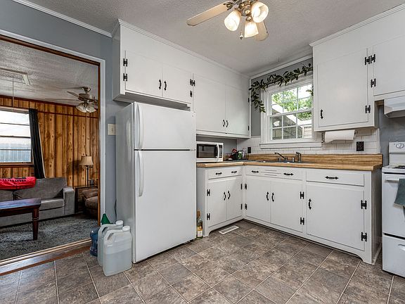 2nd image of 206 River Heights Dr