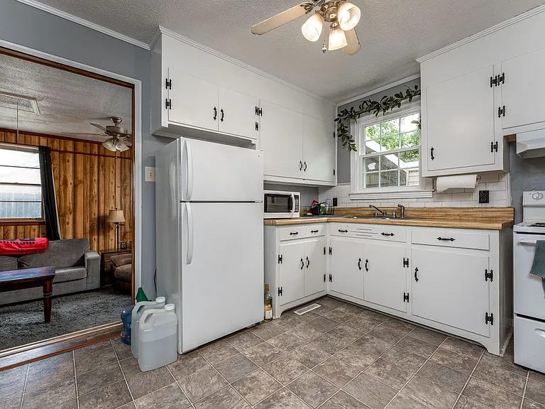 206 River Heights Dr — Photo 2