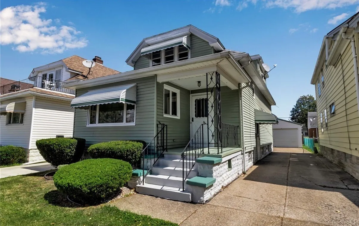 2 bed, $1,100 — Photo 1
