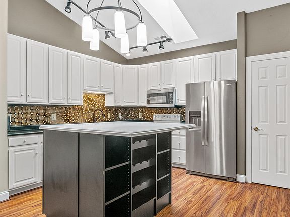 3rd image of 520 Silver Leaf Dr