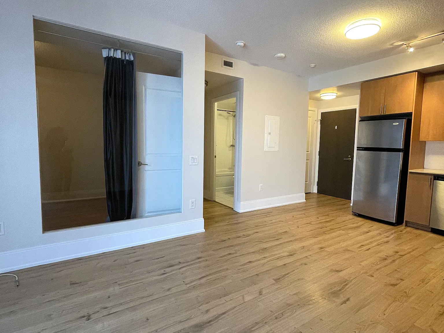 560 Front St W — Photo 3