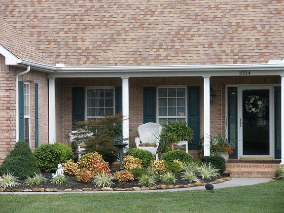Covered Front Porch!