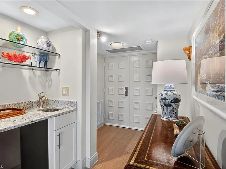 2400 Gulf Shore Blvd N #603 — Photo 8