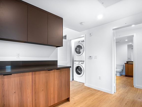 4th image of 14333 Sylvan St #403