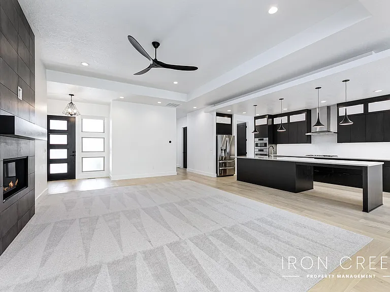 2285 S Aburge Ave — Photo 5