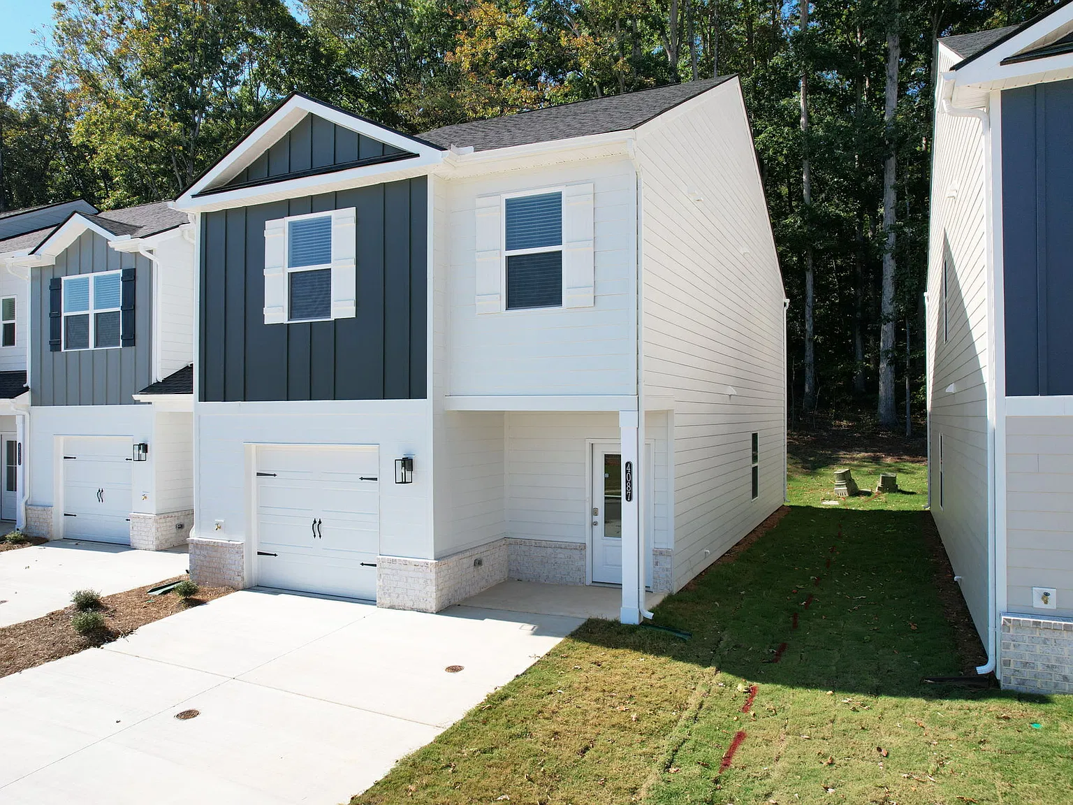 $300 Off 1st Month Rent! 4bd/2.5ba Townhouse With A Garage — Photo 2
