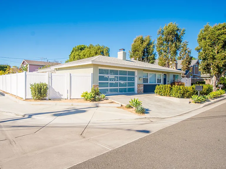 2253 Elden Ave — Photo 3