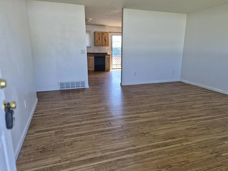 1229 Hawthorne Ln — Photo 2