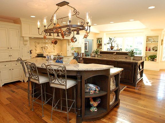 CUSTOM CHEF'S KITCHEN