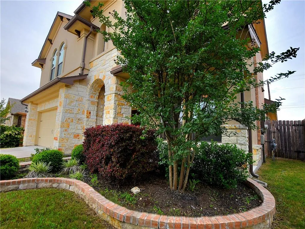 4 bed, 3.5 bath, 2652 sqft, $3,095 — Photo 2