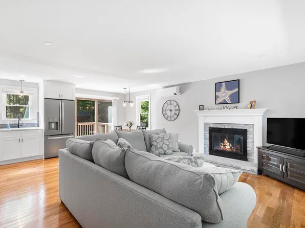 29 Braeburn Court, Hatchville, MA 02536